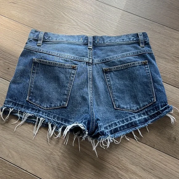 FREE PEOPLE Button Fly Distressed Raw Hem Denim Jean Cut Off Shorts 26 - Picture 4 of 5